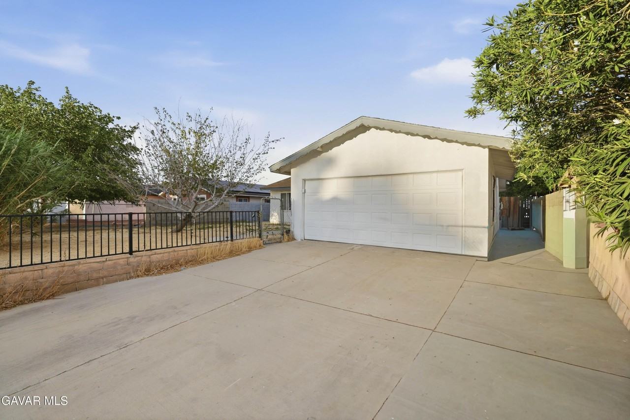 38466 Sumac Ave - Photo 2 of 23