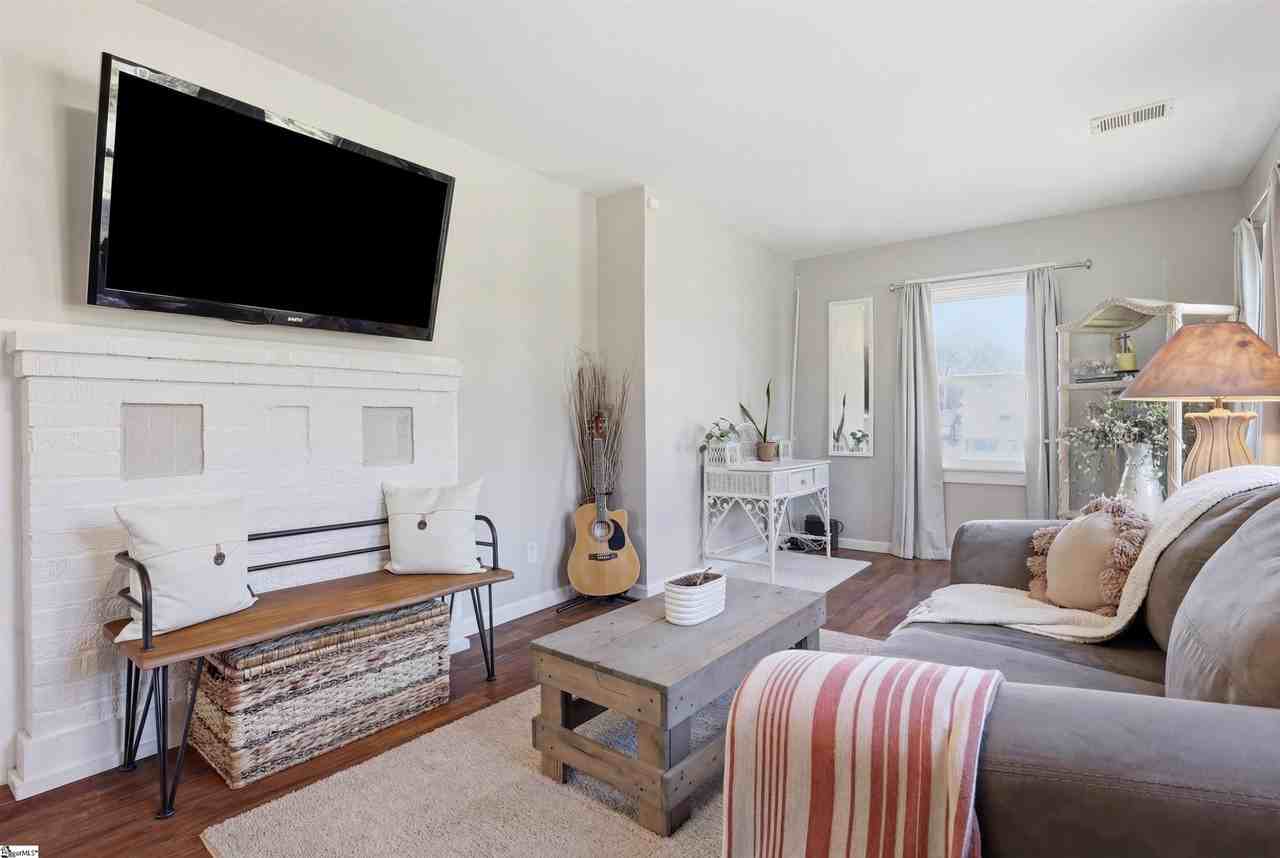 612 Crescent Dr - Photo 4 of 33