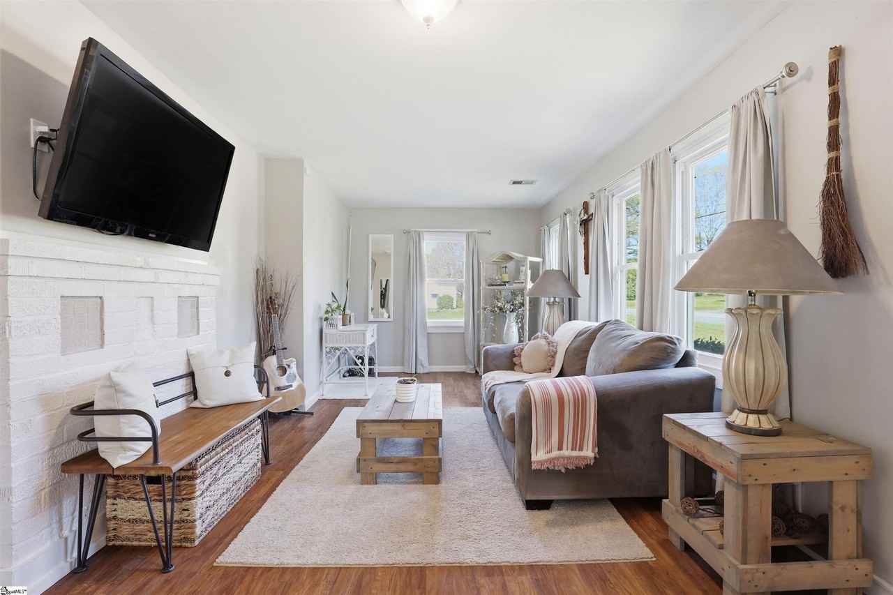 612 Crescent Dr - Photo 5 of 33