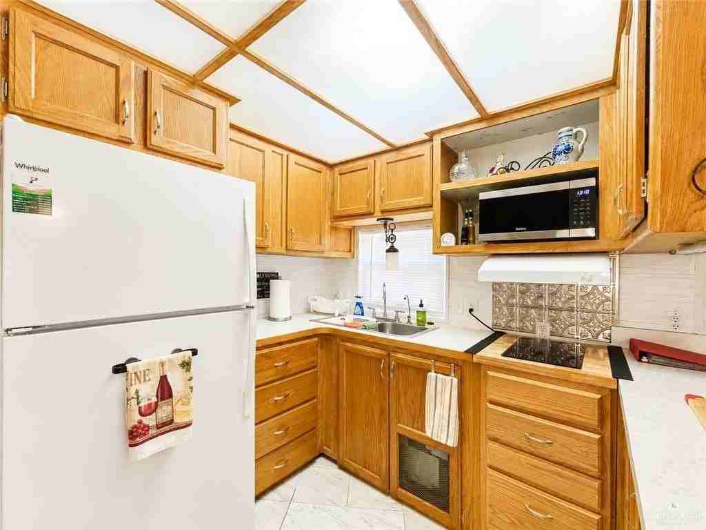 212 London Ave - Photo 6 of 12