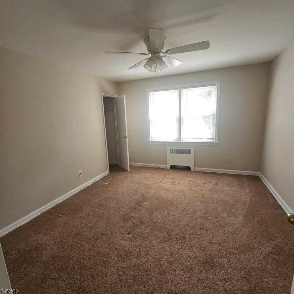 390 Morris Ave #20 - Photo 3 of 10