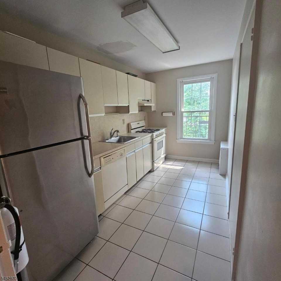 390 Morris Ave #20 - Photo 5 of 10