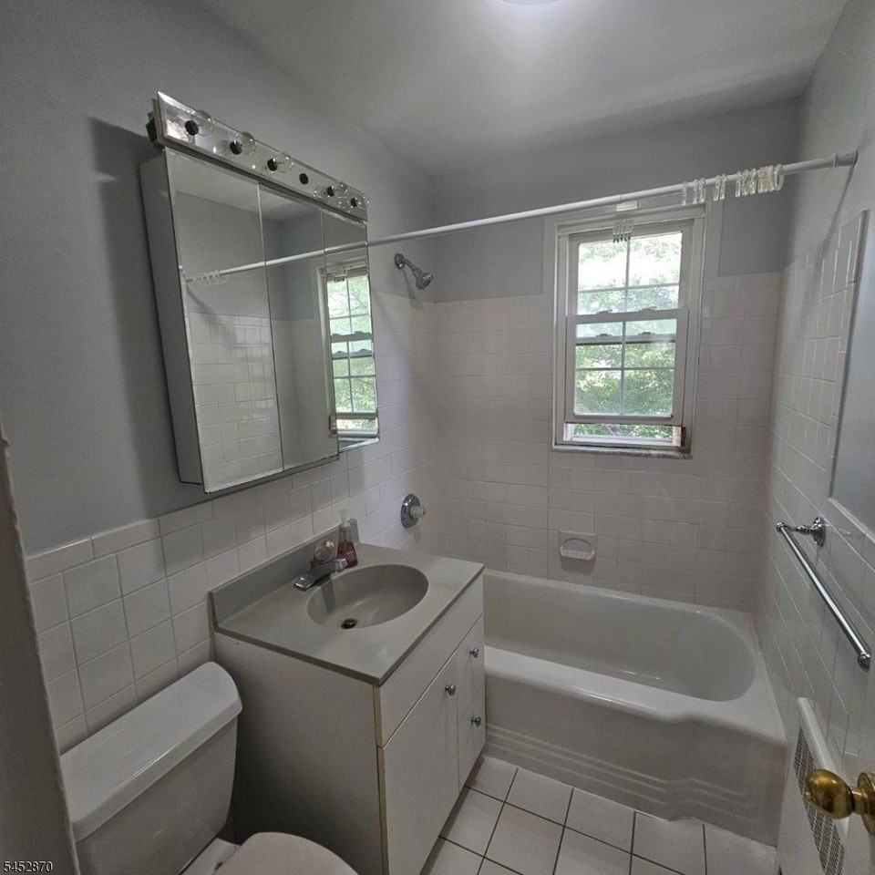 390 Morris Ave #20 - Photo 6 of 10