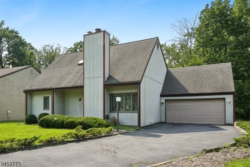 4 Arbor Ct - Photo 3 of 39