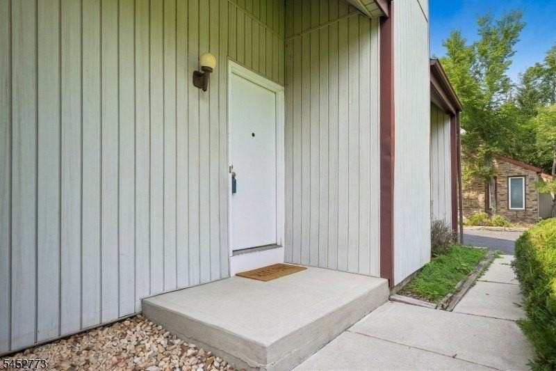 4 Arbor Ct - Photo 5 of 39