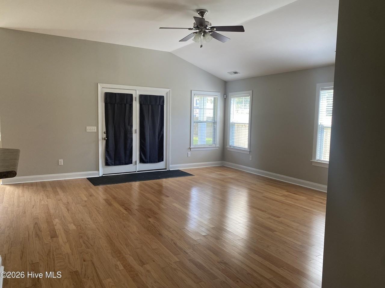 300 Sun St - Photo 5 of 23
