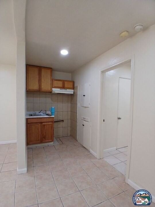 210 B St - Photo 3 of 9
