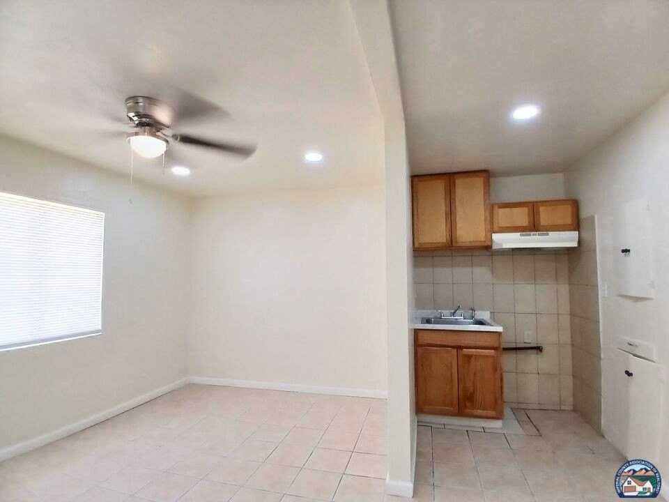 210 B St - Photo 4 of 9
