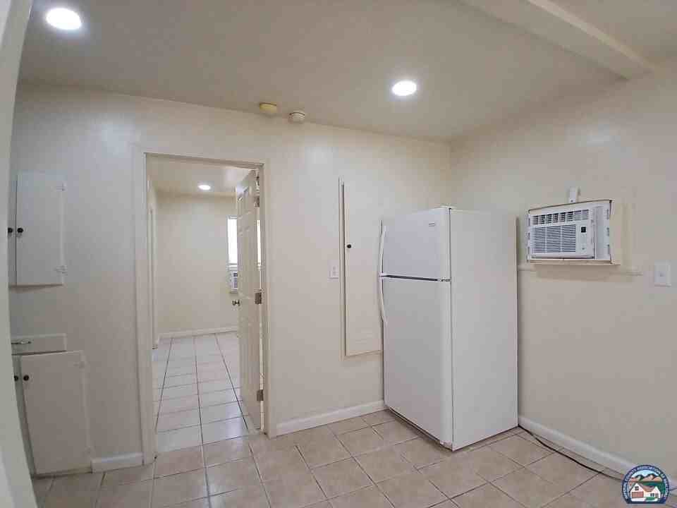 210 B St - Photo 6 of 9
