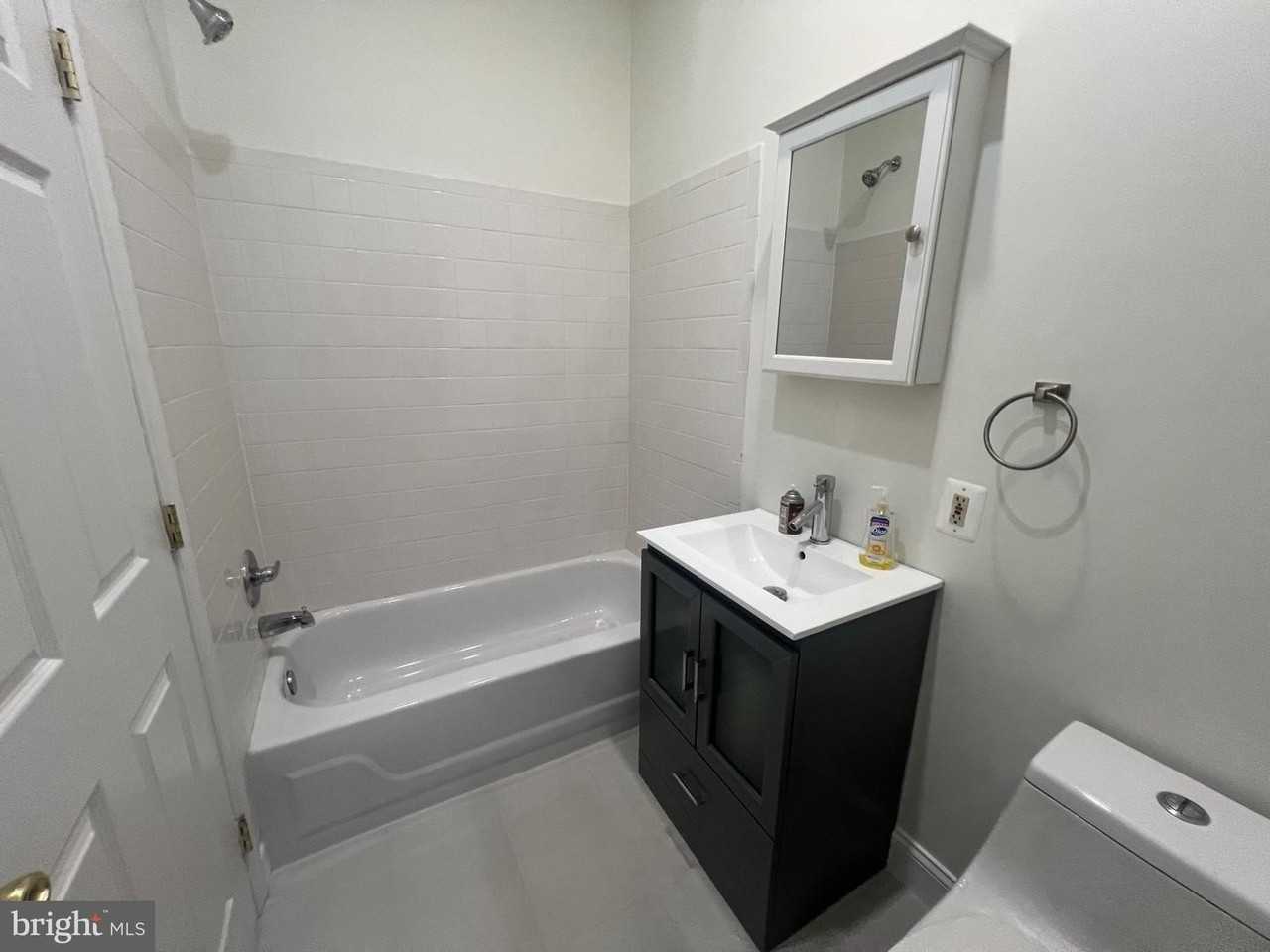 1324 H St Ne - Photo 4 of 12