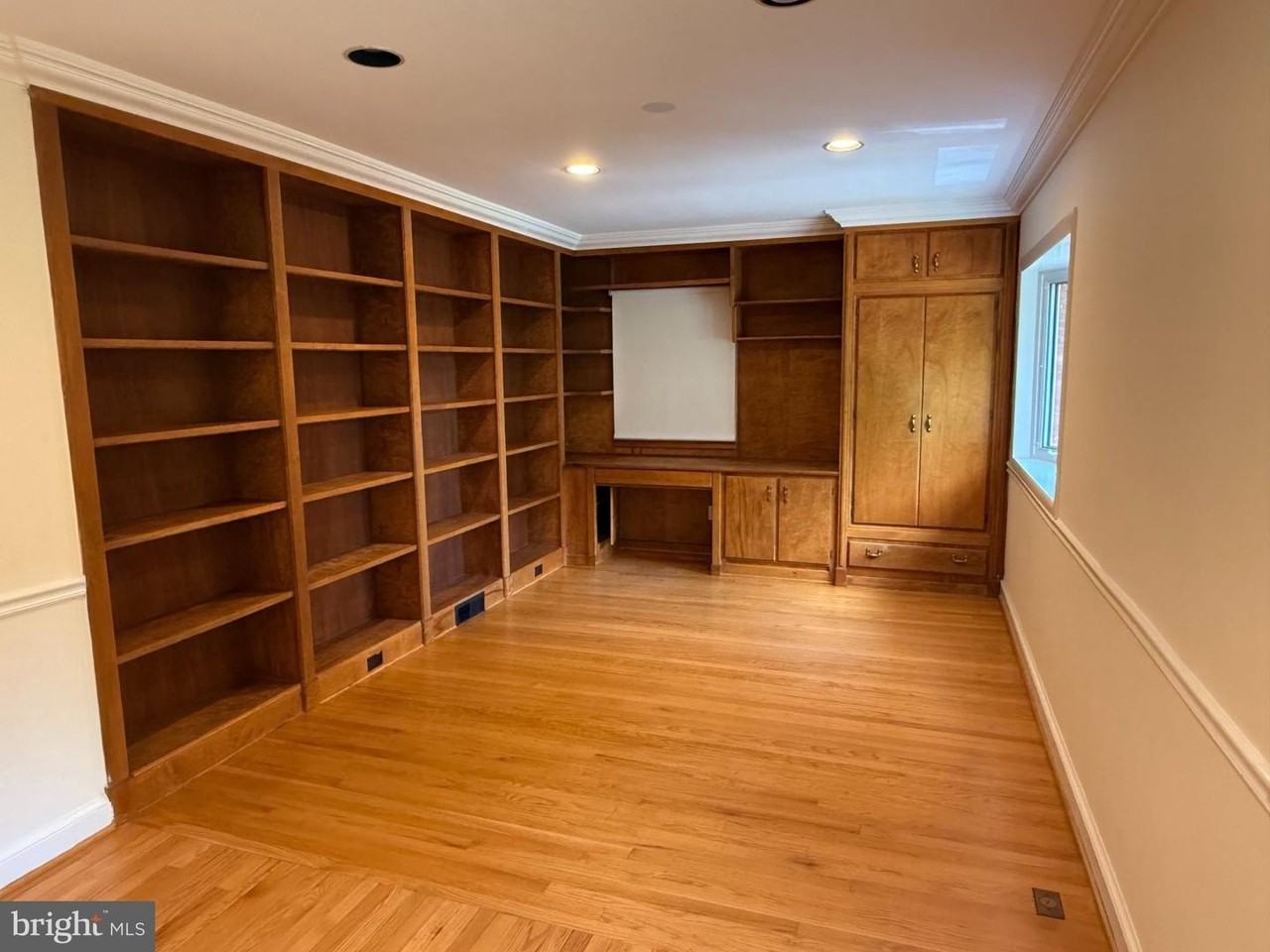5021 Cathedral Ave Nw - Photo 6 of 19