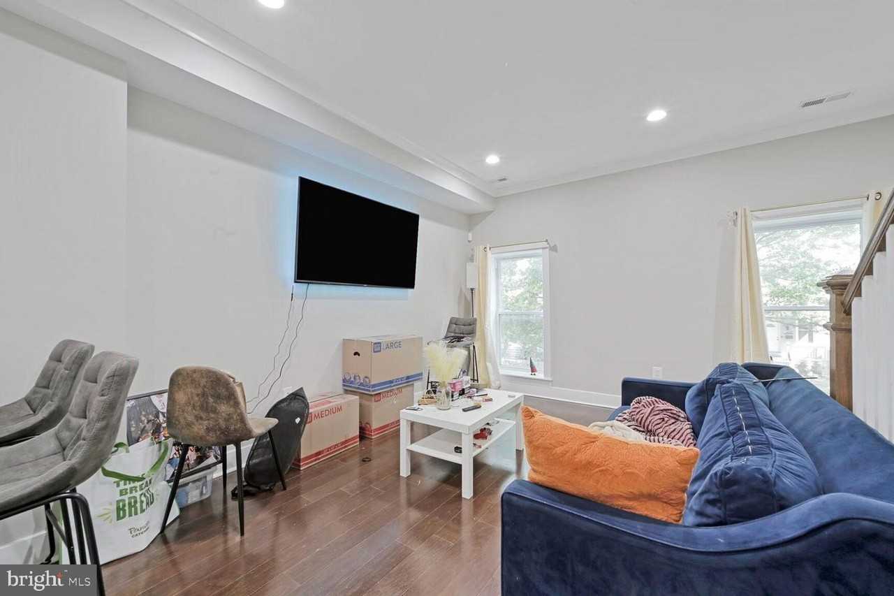 608 Irving St Nw - Photo 4 of 18