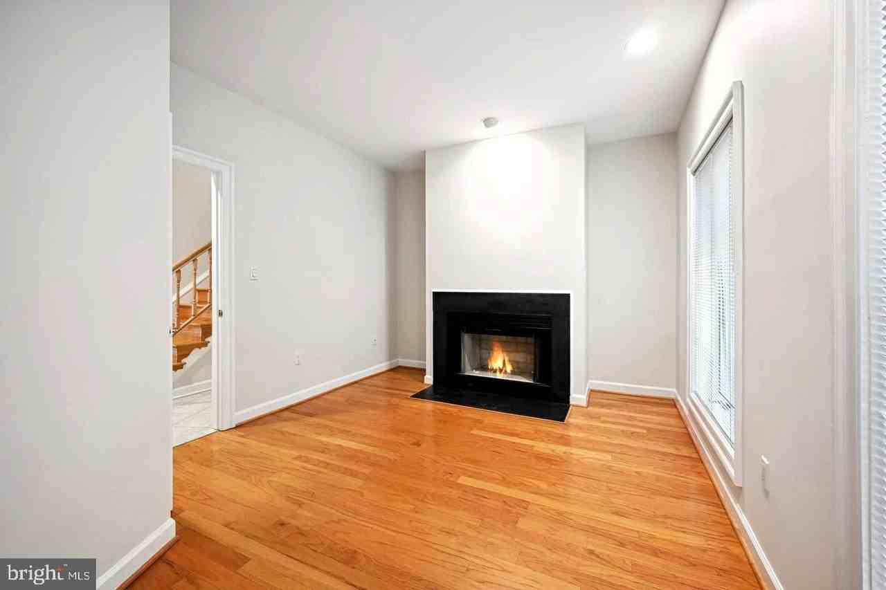 5330 Connecticut Ave Nw - Photo 4 of 38