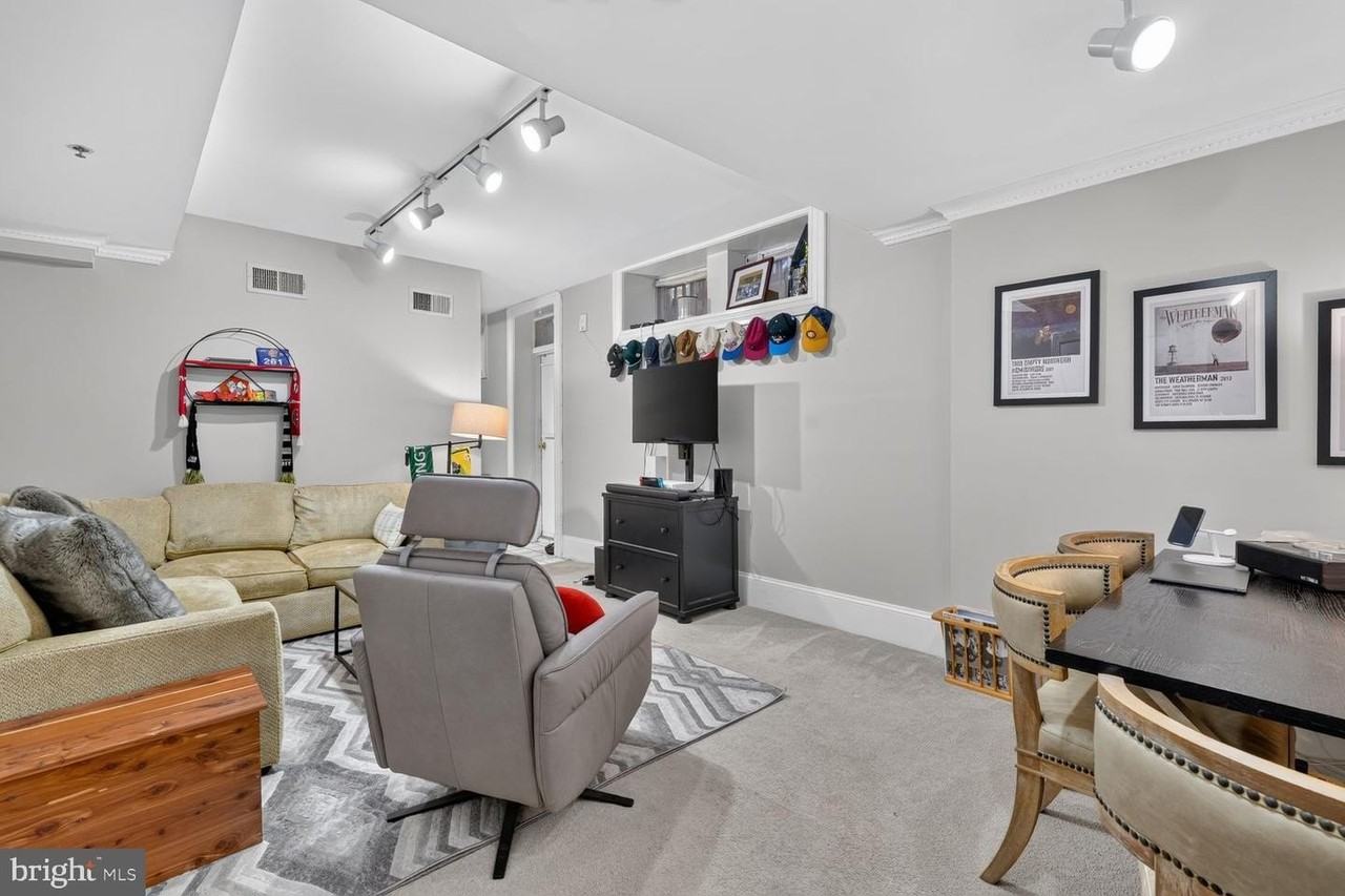 1736 18th St Nw - Photo 5 of 34
