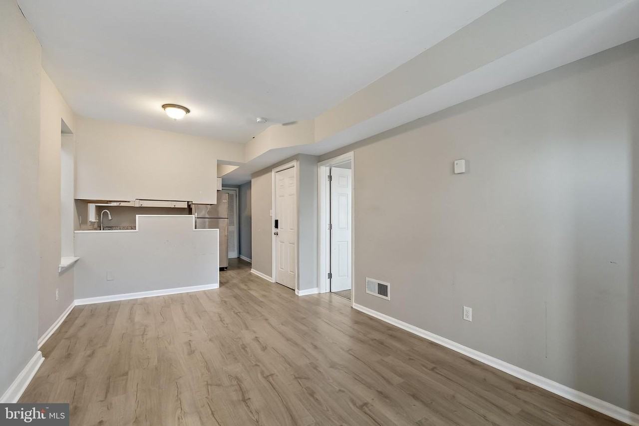 827 N Jackson St - Photo 2 of 9