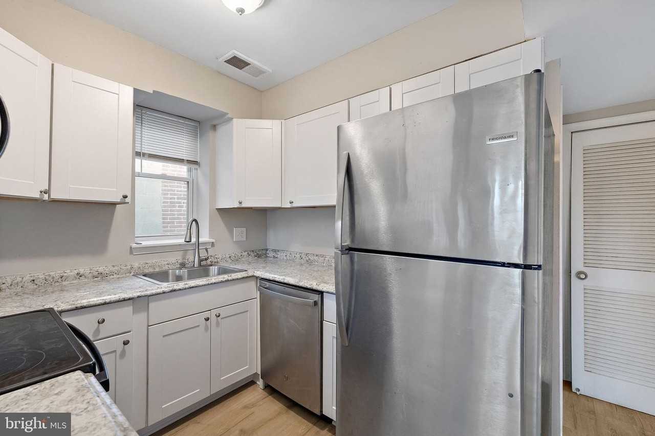 827 N Jackson St - Photo 3 of 9