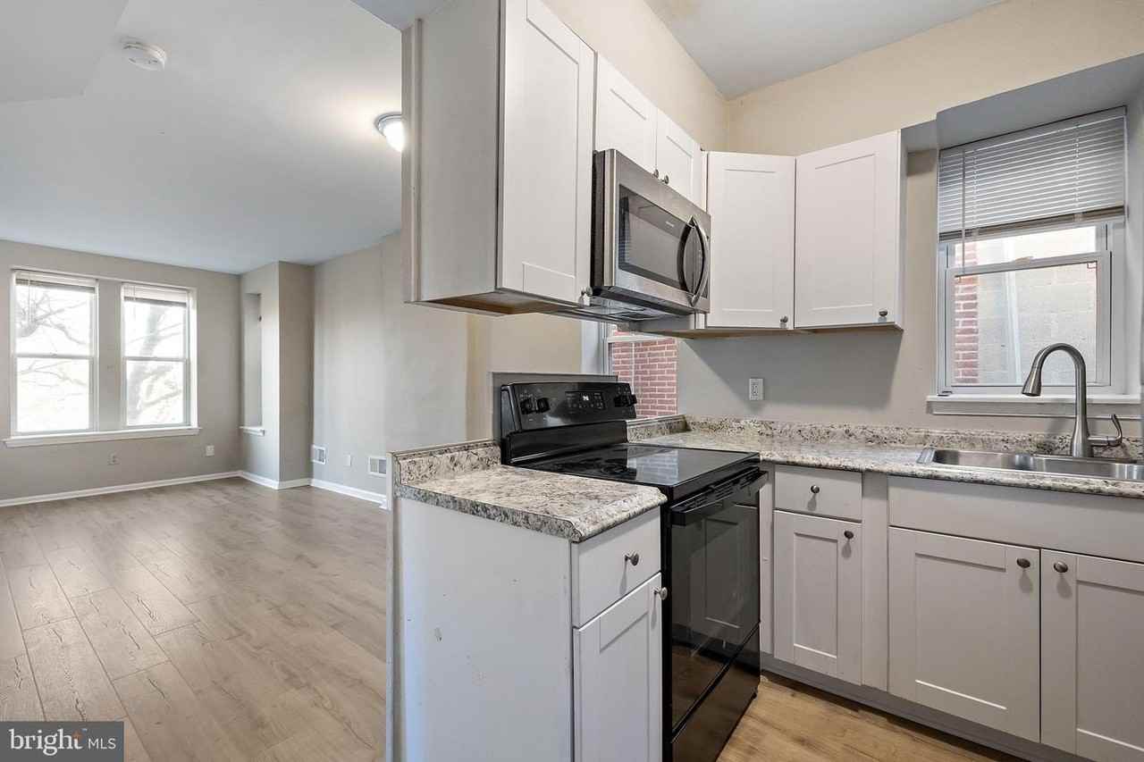 827 N Jackson St - Photo 4 of 9