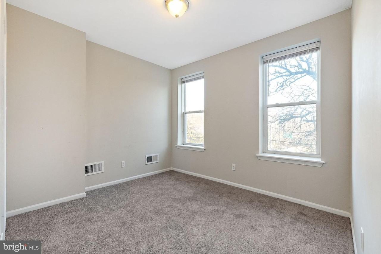 827 N Jackson St - Photo 7 of 9