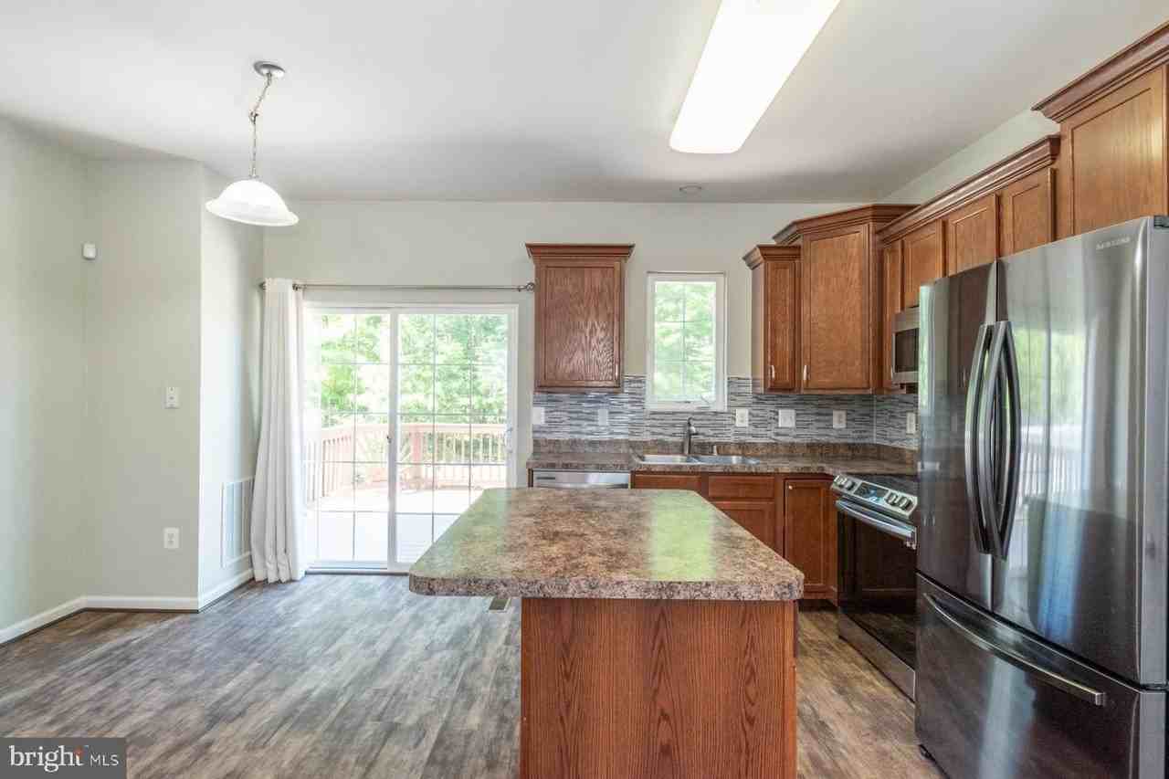 6810 Warfield St - Photo 5 of 50