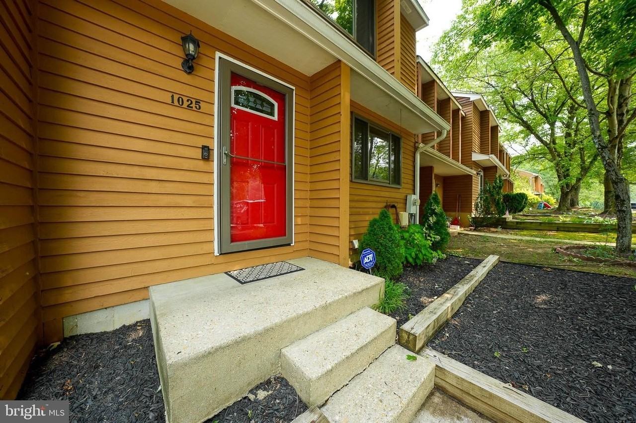 1025 Commanders Way N - Photo 2 of 36