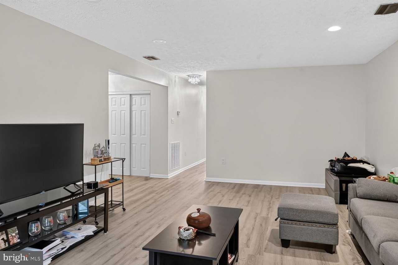 6929 Clearwind Ct - Photo 4 of 29