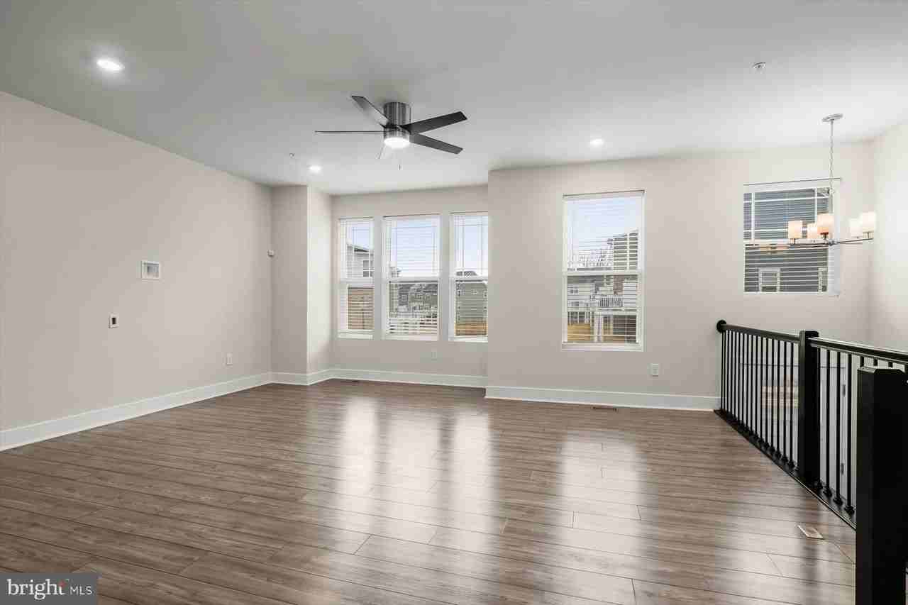 304 Sweetbay Rd - Photo 4 of 50