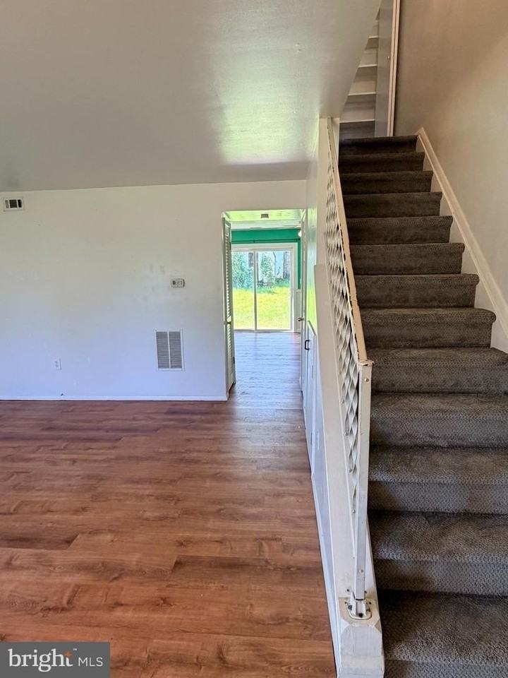 453 Berry Ct - Photo 4 of 20