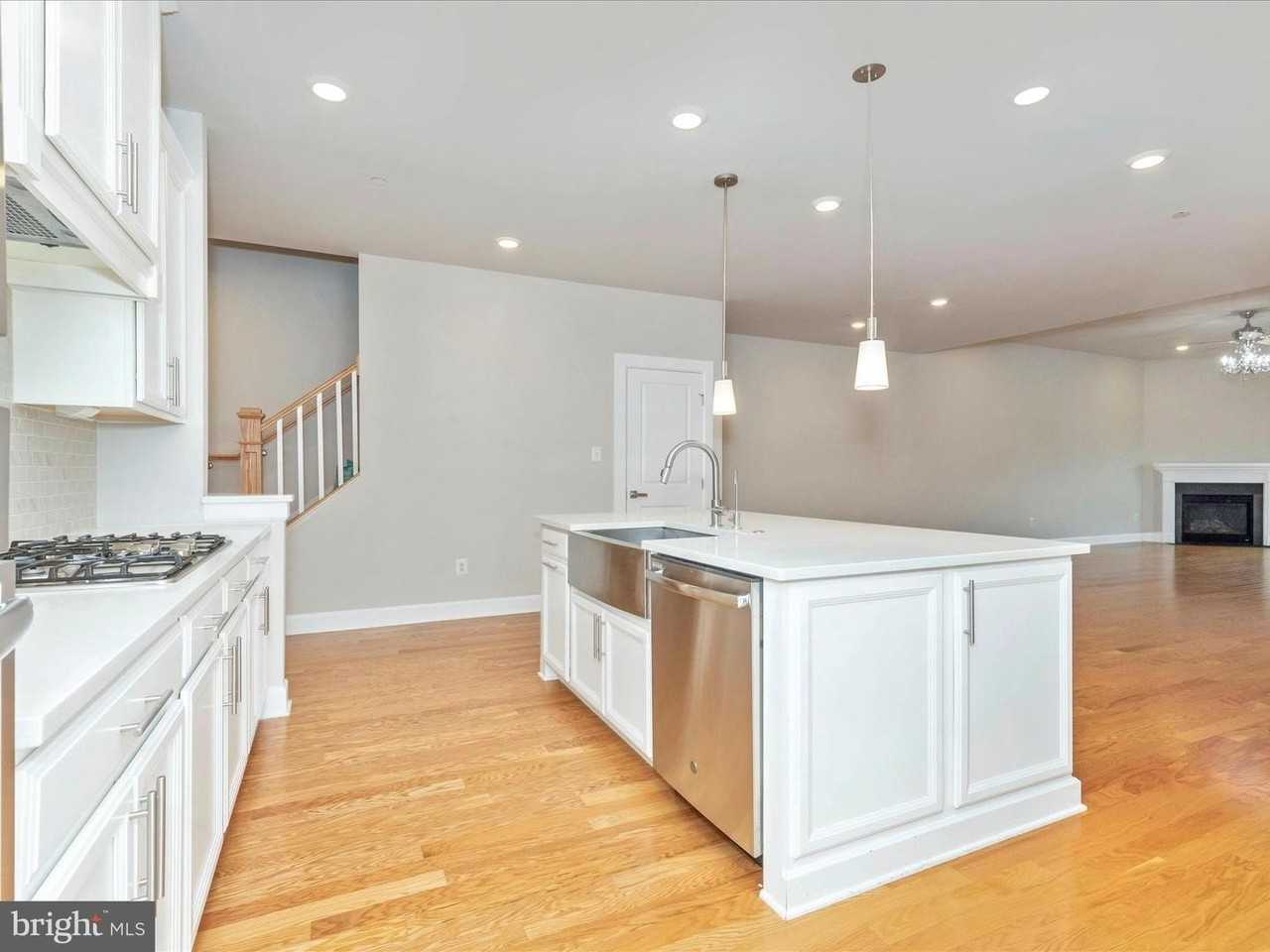 3838 Fulham Rd - Photo 7 of 50