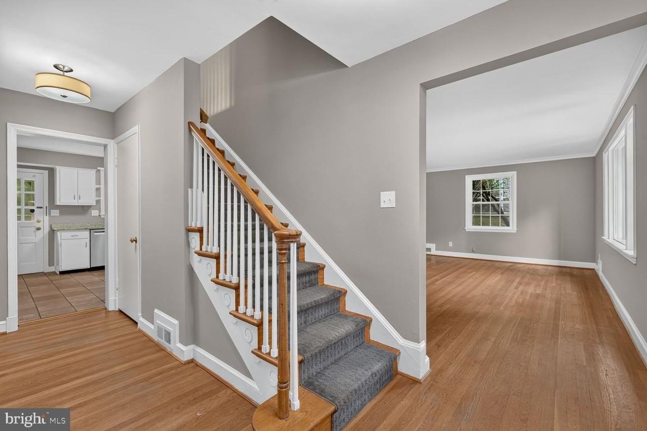 7215 Rollingwood Dr - Photo 3 of 32