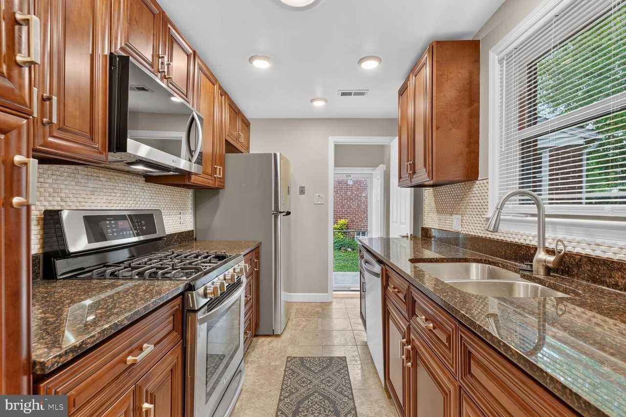 1813 Florin St - Photo 7 of 22