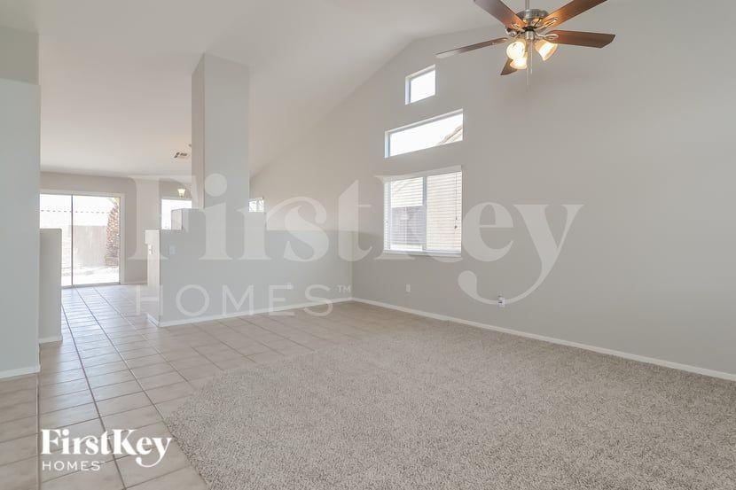127 Tamarack Dr - Photo 4 of 15