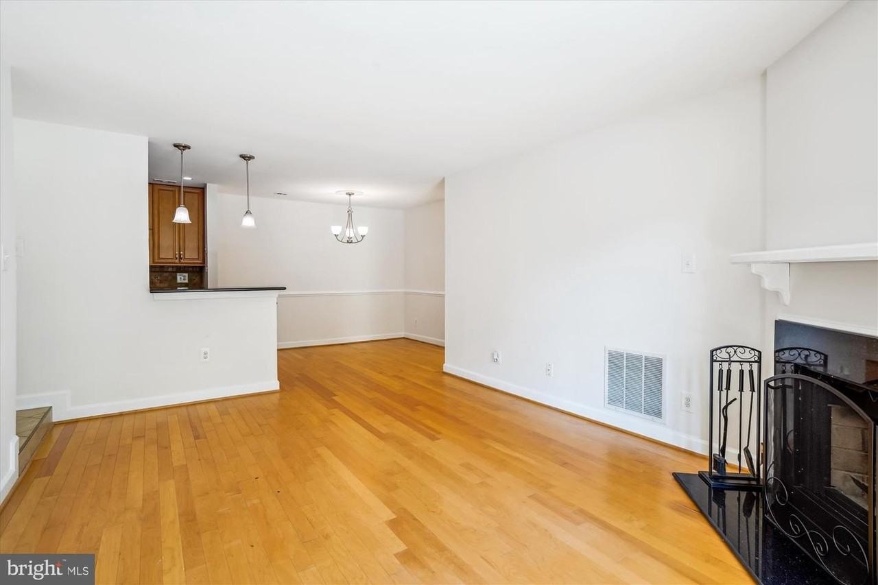 18210 Chalet Dr - Photo 5 of 32