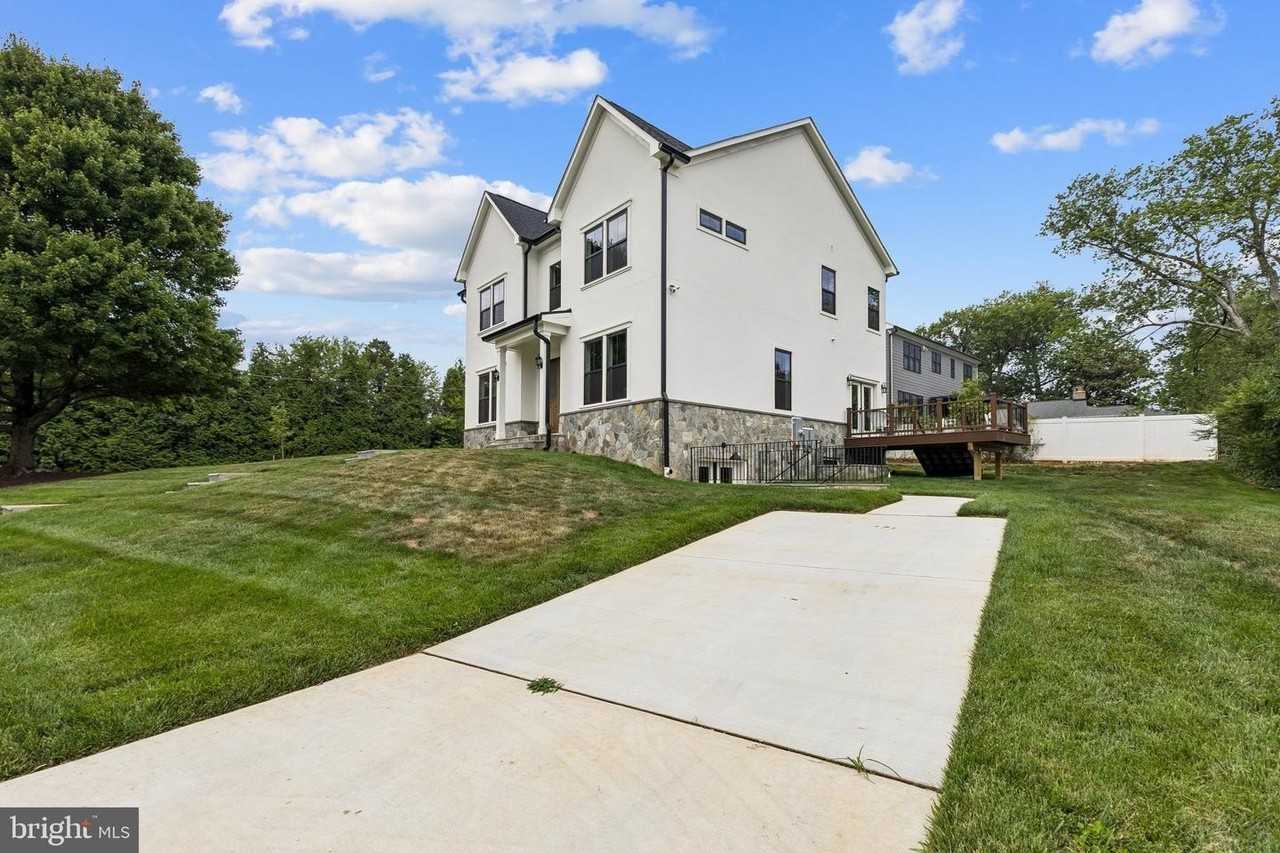 6101 Berkshire Dr - Photo 2 of 25