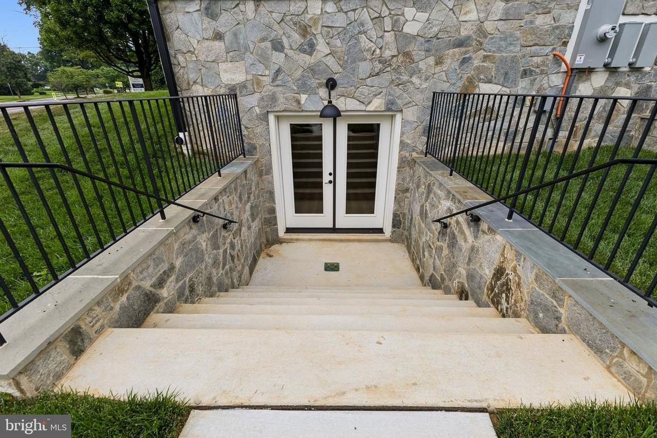 6101 Berkshire Dr - Photo 3 of 25