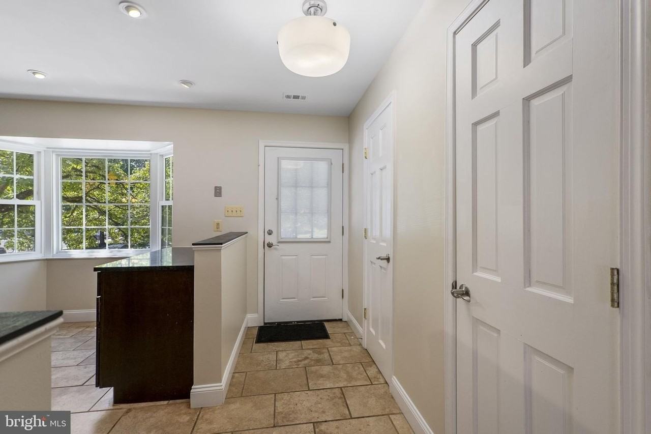 124 Barnsfield Ct - Photo 3 of 33