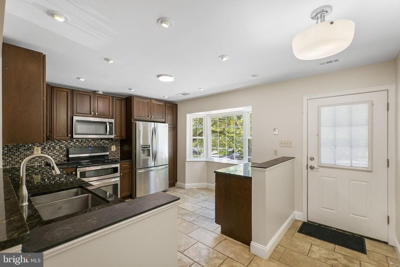 124 Barnsfield Ct - Photo 4 of 33