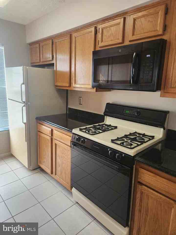 8941 Town Center Cir - Photo 7 of 10
