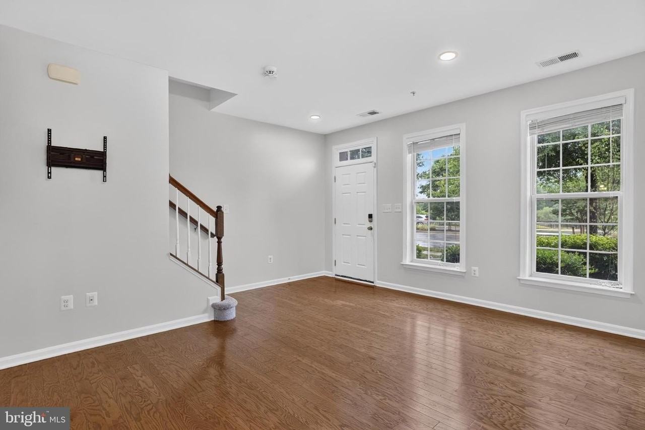 2613 Campus Way N - Photo 4 of 28