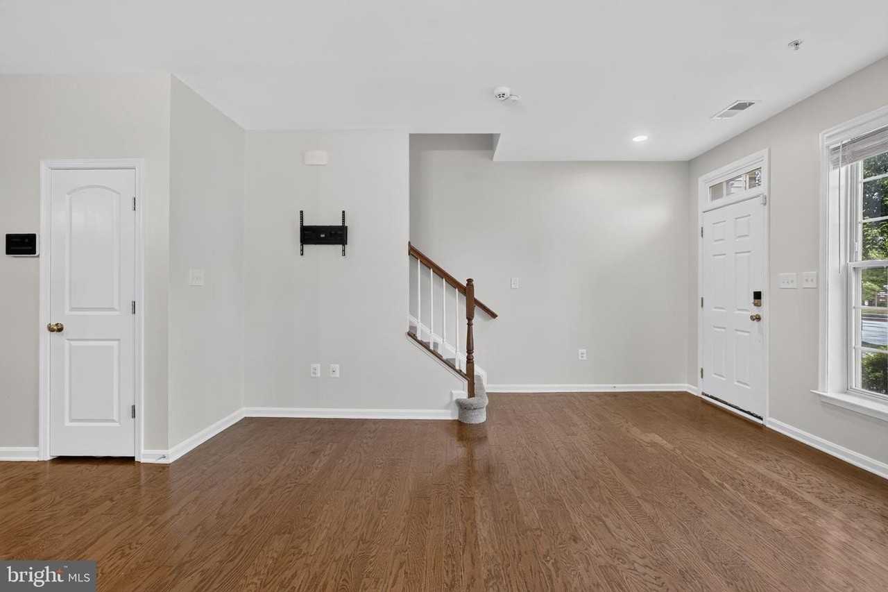 2613 Campus Way N - Photo 5 of 28
