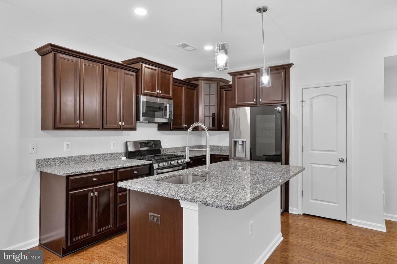 2613 Campus Way N - Photo 7 of 28