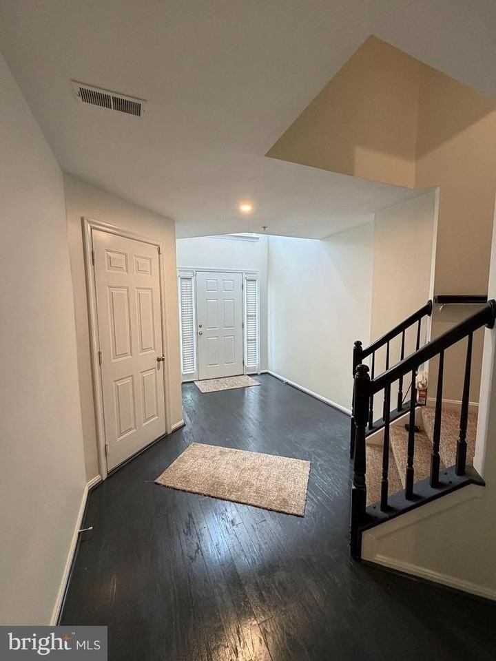 12109 Sutton Ln - Photo 3 of 42