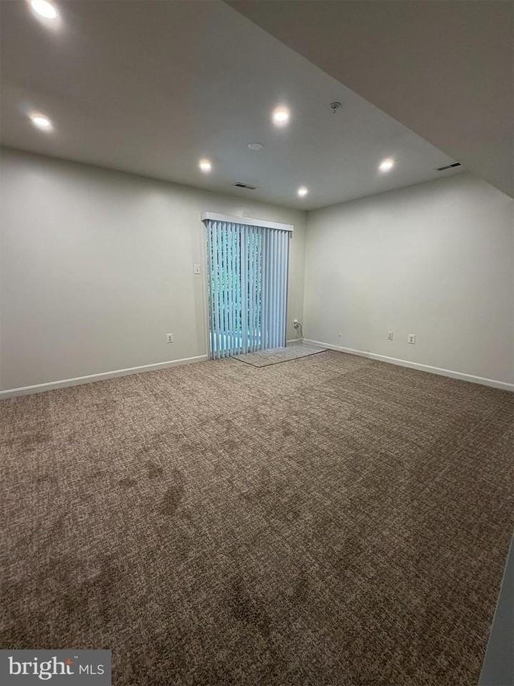 12109 Sutton Ln - Photo 4 of 42