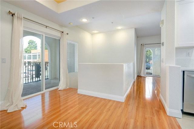 600 E Walnut St - Photo 4 of 8