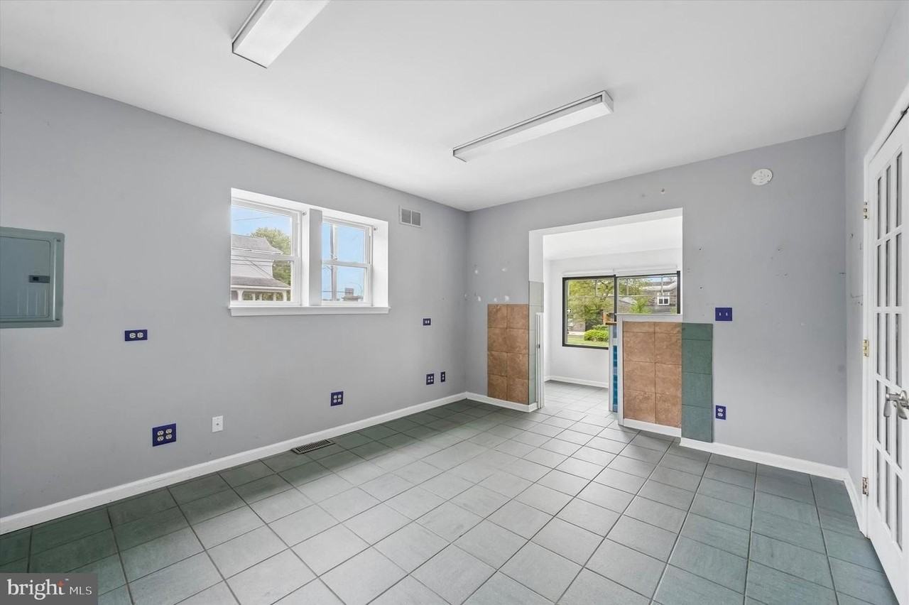2201 Darby Rd - Photo 5 of 23