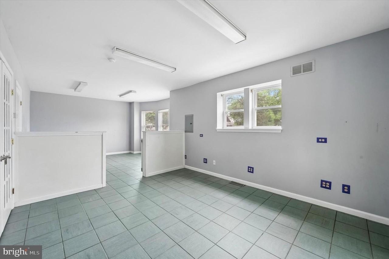 2201 Darby Rd - Photo 6 of 23