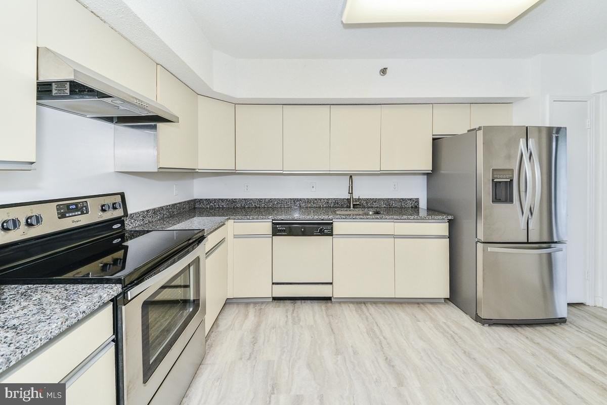 1016 S Wayne St - Photo 3 of 10