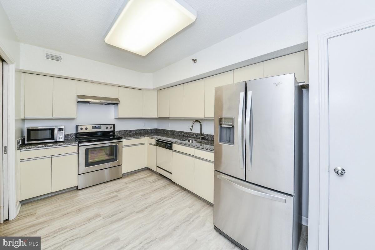 1016 S Wayne St - Photo 4 of 10