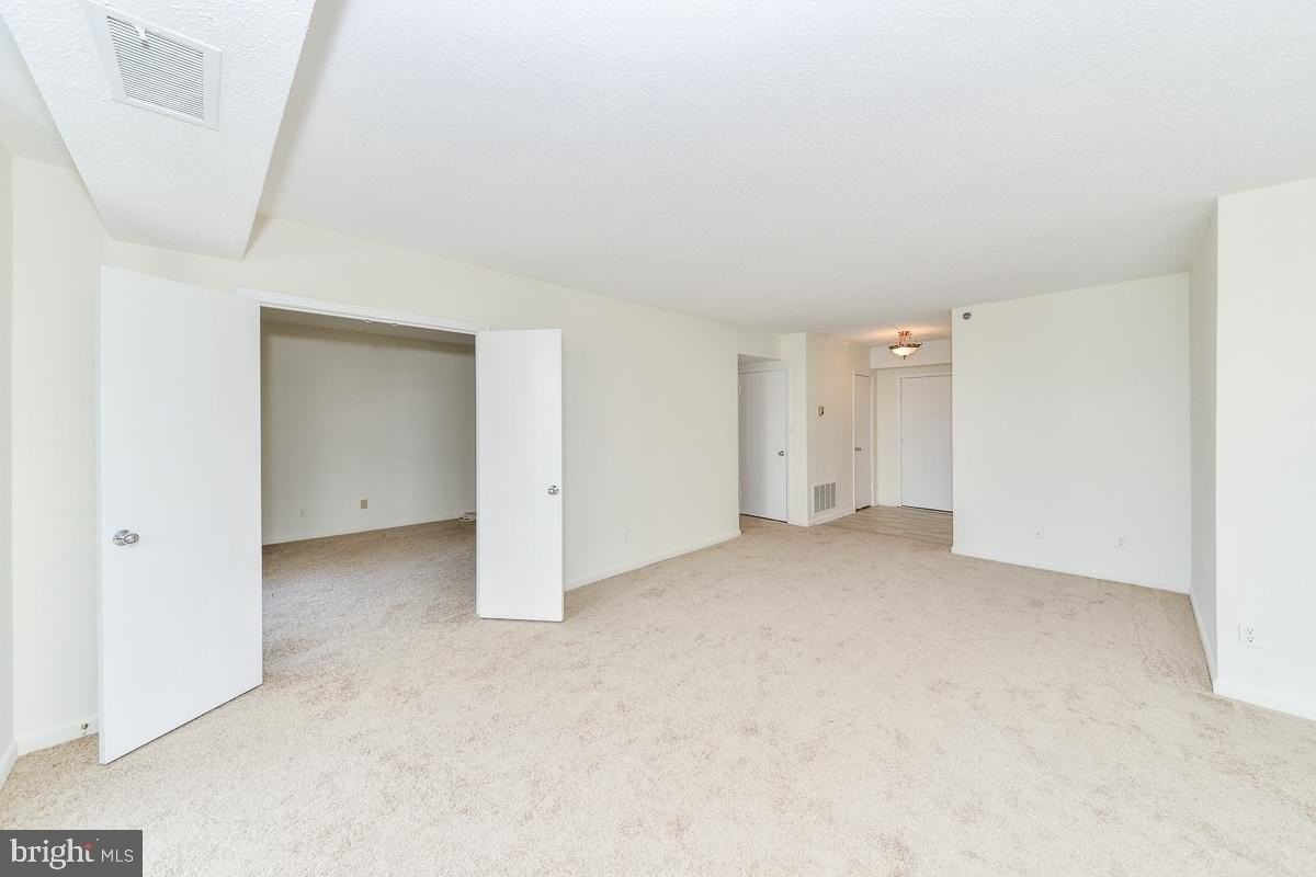 1016 S Wayne St - Photo 6 of 10