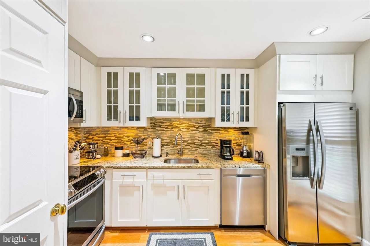 116 N Union St - Photo 3 of 47