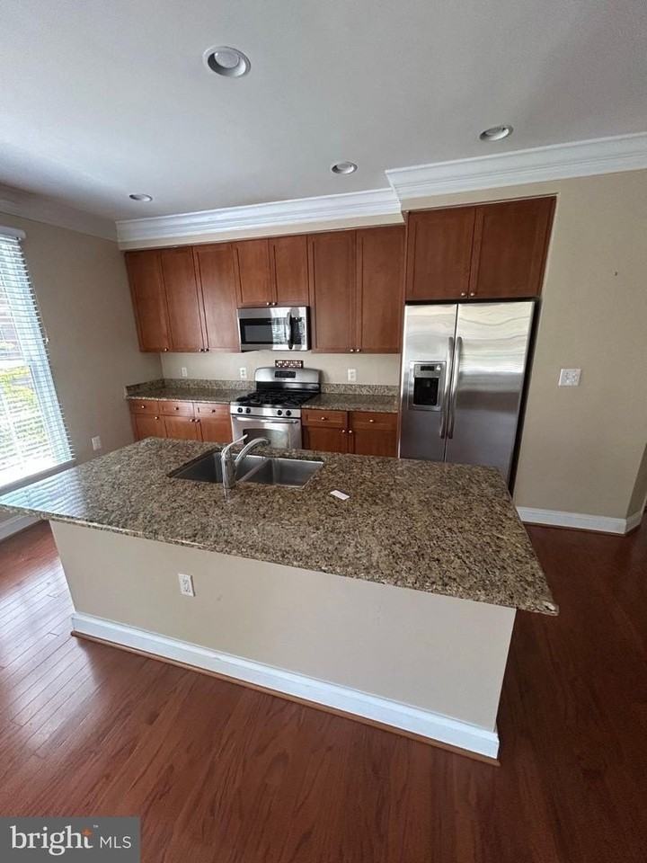 1115 Cameron St - Photo 4 of 22